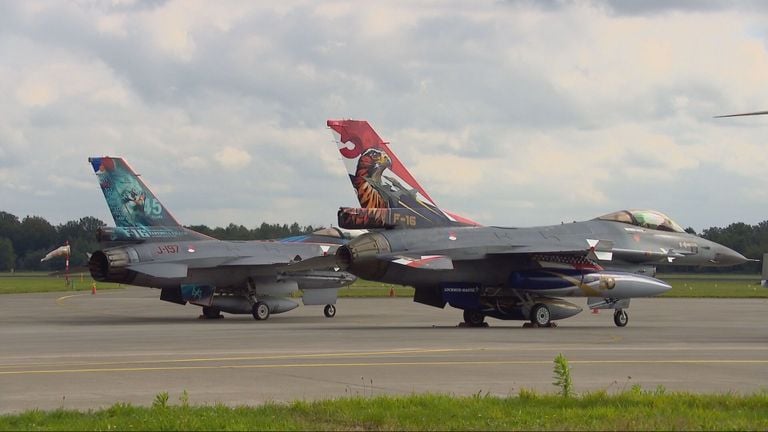 Twee bijzonder F-16 toestellen (foto: Jan Peels).