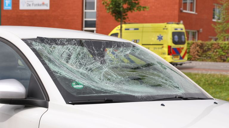 Ook de auto raakte beschadigd bij het ongeluk. (Foto: Gabor Heeres / SQ Vision)