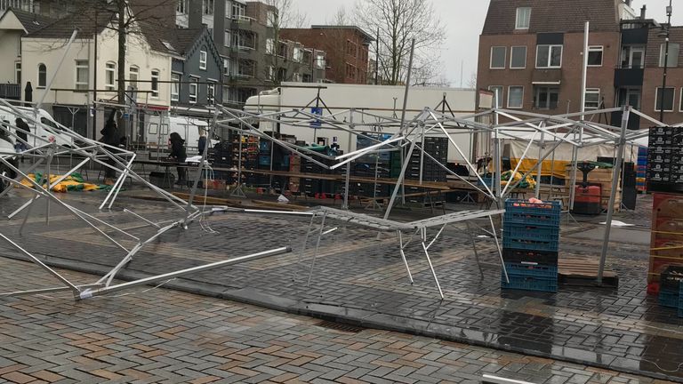 Een paar tentenframes zijn door de wind verwrongen (foto: Frans van Westering).