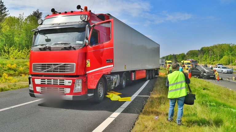 De vrachtwagen strandde na de botsing op een oprit (foto: Rico Vogels/SQ Vision).