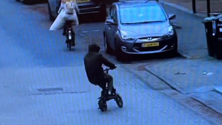 De verdachte op het kleine fietsje (foto: Wijkagent Oud Woensel).