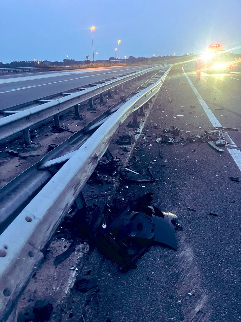 De vangrail van de A50 bij Veghel raakte bij de crash aanzienlijk beschadigd (foto: X/Wis_Robert).