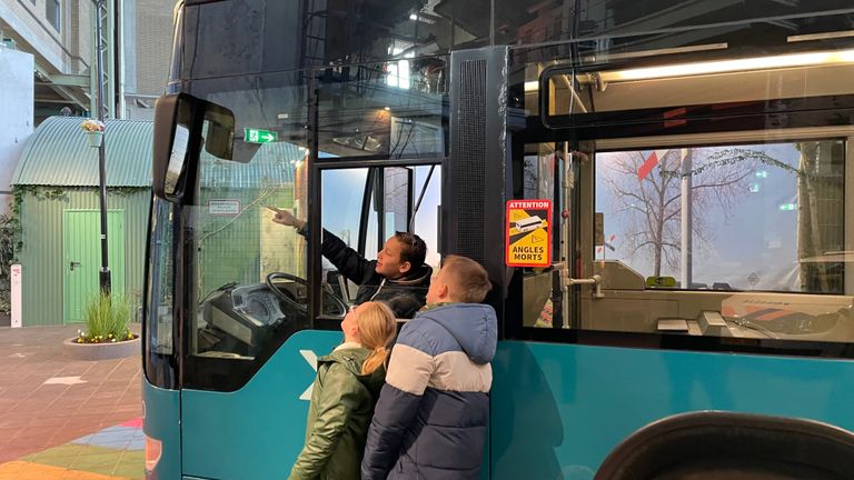 Kinderen mogen vanuit een bus zelf ervaren hoe een dode hoek eruit ziet 