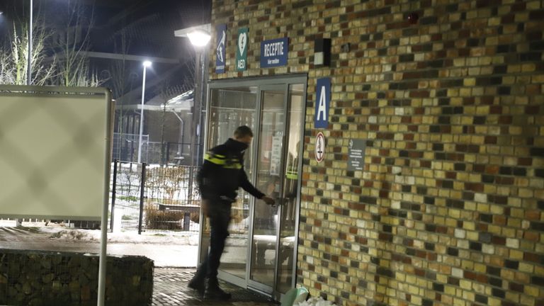 Gewonde bij steekpartij op azc in Grave (Foto: Saskia Kusters/SQ Vision). 