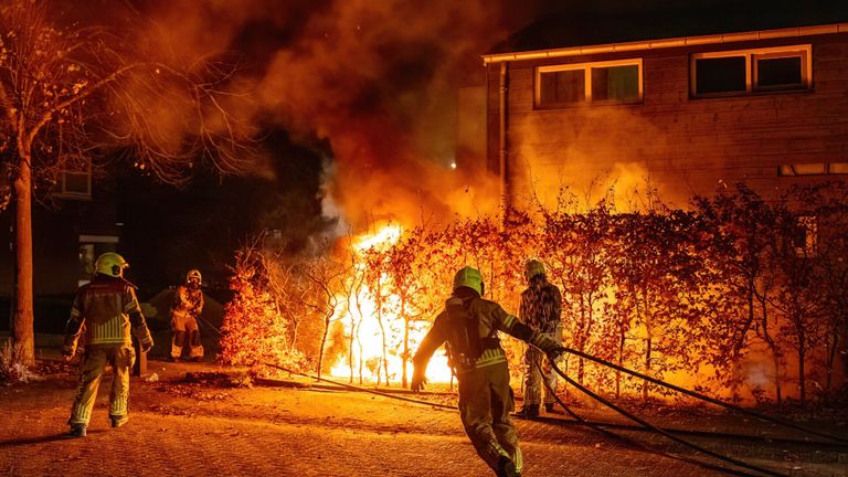 Toen de brandweer aankwam, was de auto al niet meer te redden (foto: Jurgen Versteeg/SQ Vision)