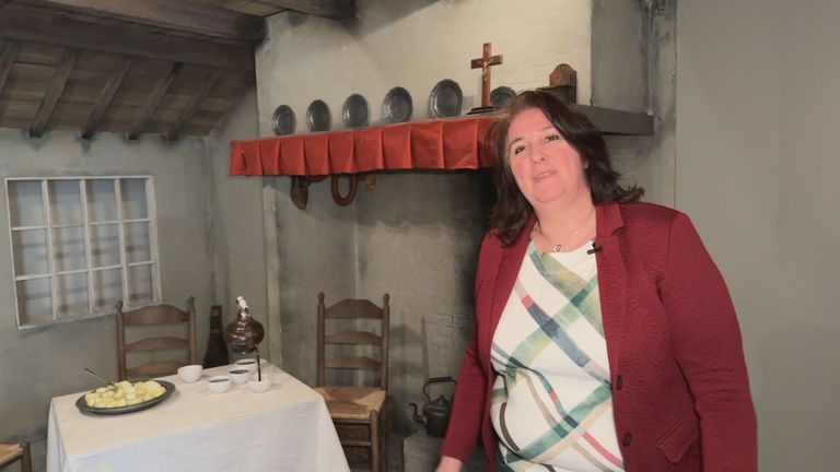 Museumdirecteur Simone van der Heiden in de Aardappeletershut.
