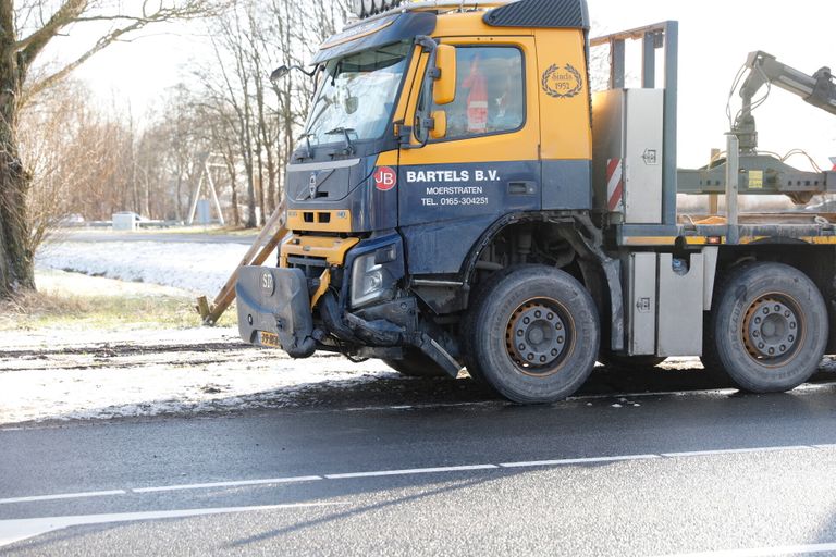 De vrachtwagenchauffeur kon ondanks de schade aan zijn vrachtauto verder rijden (foto: Christian Traets/SQ Vision).