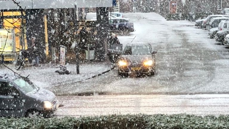 Het was hier en daar oppassen in het verkeer deze maandagochtend (foto: Diny van der Hofstad).