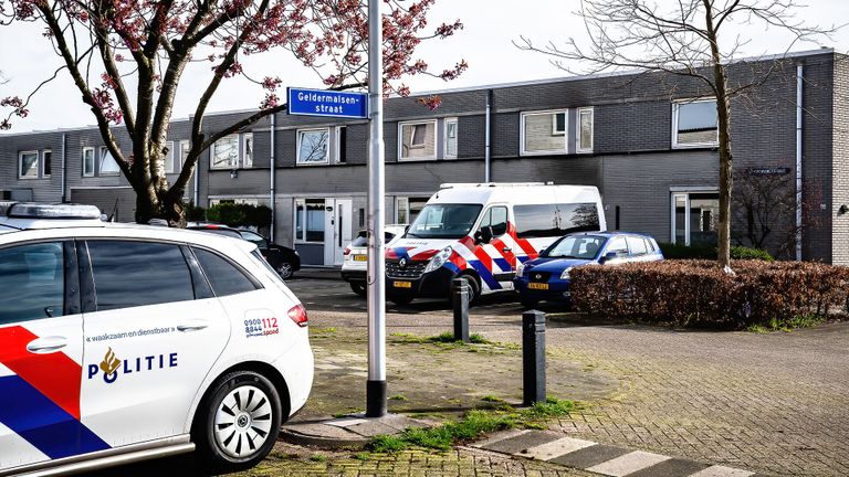 De p[politie onderzoekt de explosie aan de Grubbenvorststraat in Tilburg (foto: Jack Brekelmans/SQ Vision).