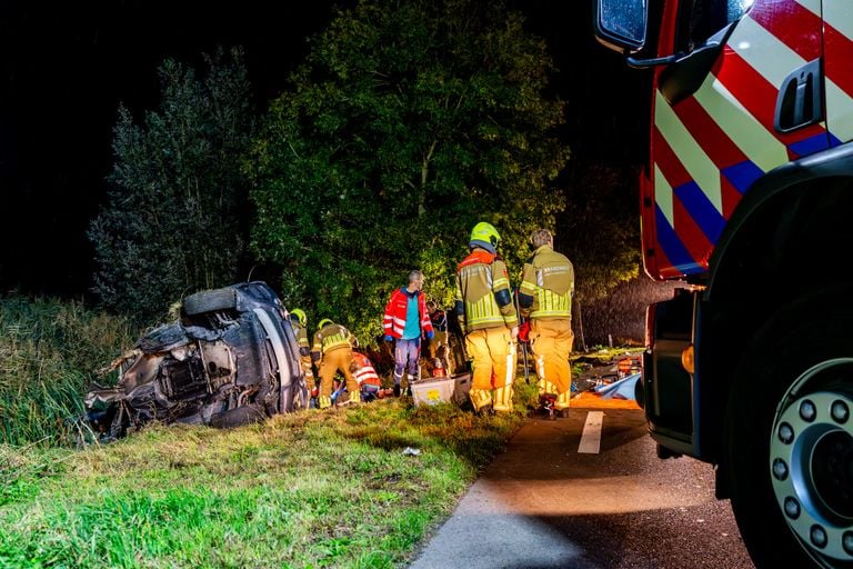 Een van de slachtoffers werd met spoed naar het ziekenhuis in Tilburg gebracht (foto: Jurgen Versteeg/SQ Vision).