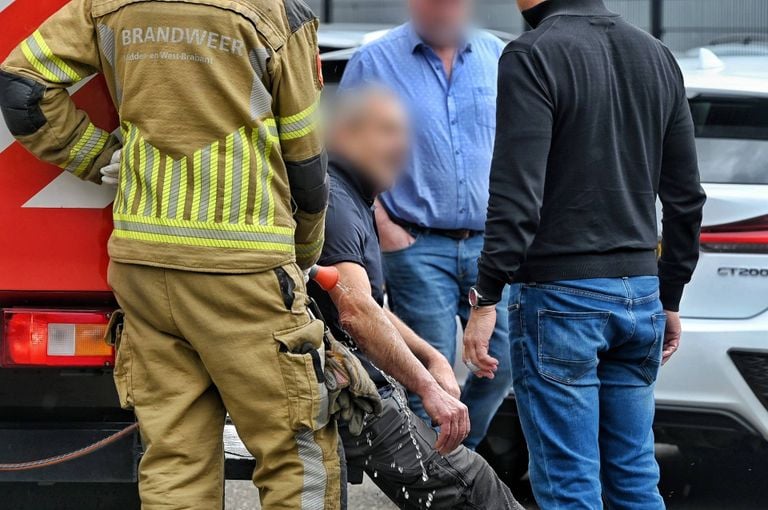 De brandweer koelt de wond (Toby de Kort / Persbureau Heitink).