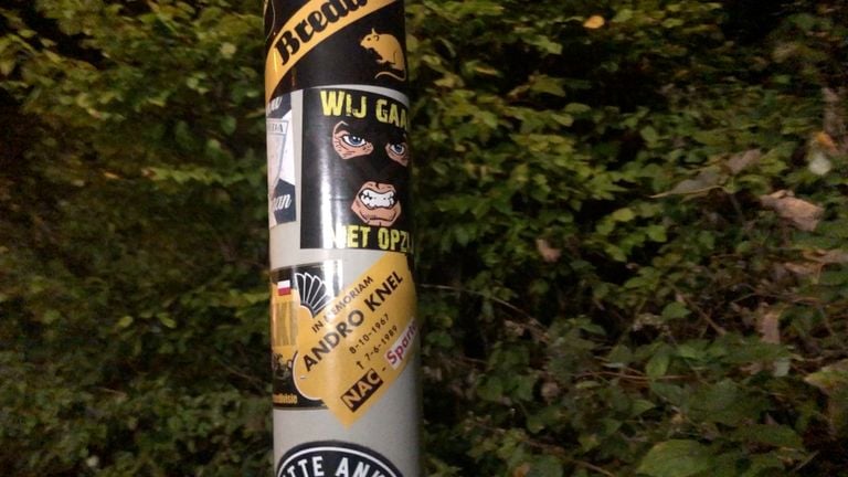 Veel NAC-stickers op lantaarnpalen.