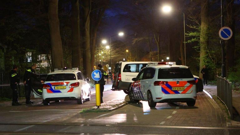 Op de Repelweg in Vught zijn zaterdagavond 3 april twee mensen aangehouden. Volgens een ooggetuige zou er ruzie zijn geweest tussen twee groepen mensen. Er zouden rake klappen zijn uitgedeeld.