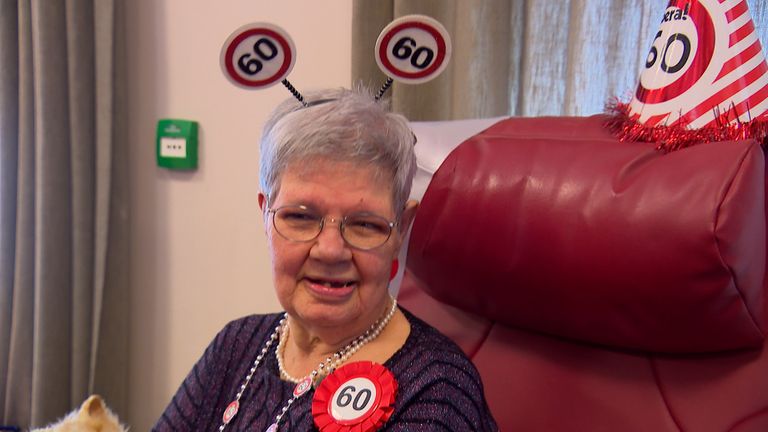 Adèle geniet van de aandacht voor haar zestigjarig jubileum bij Amarant in Tilburg (foto: Bert Geeraets).