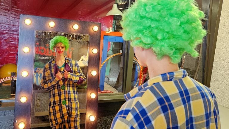 Clown Jens (14) is blij met de drukte (foto: Collin Beijk).