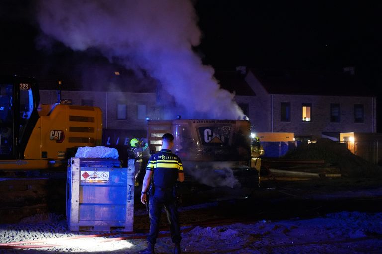 De brandende graafmachine in Rijen werd rond halfeen zaterdagnacht ontdekt (foto: Jeroen Stuve/SQ Vision).