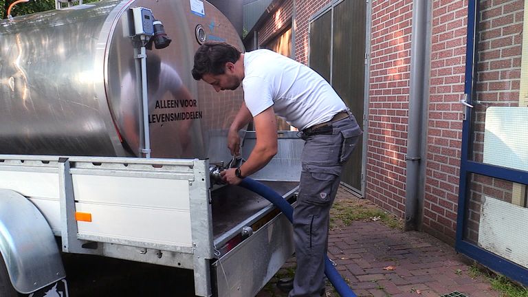 Harm haalt melk op bij een boerderij in Nuenen (foto: Omroep Brabant)