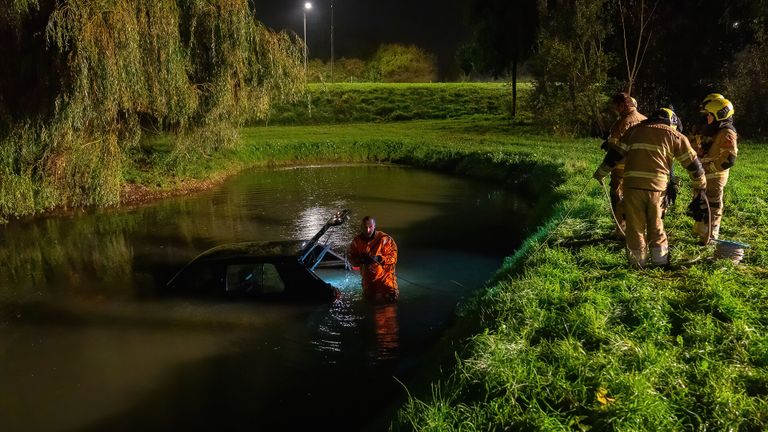 Een berger haalde de auto uit het water bij Heesbeen (foto: Jurgen Versteeg/SQ Vision).