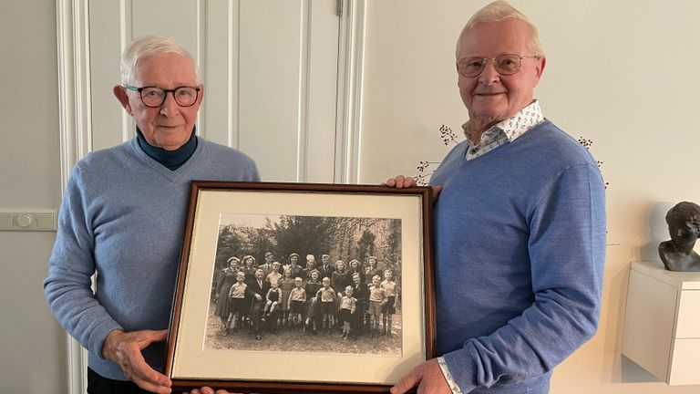 Jan en Frans tonen trots een oude familiefoto (foto: Imke van de Laar)