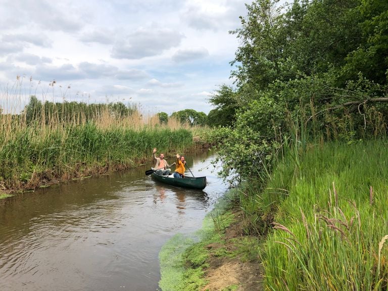 Marloes en Roel beginnen aan hun kanotocht op De Dommel