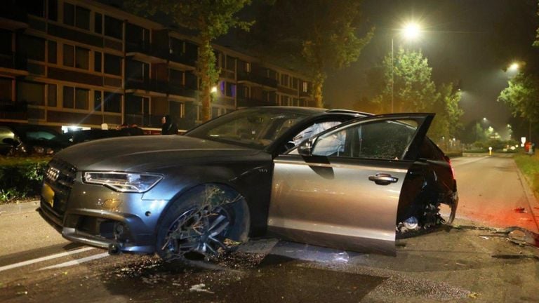 De nieuwwaarde van de gecrashte Audi zou zo'n 162.000 euro zijn (foto: Bart Meesters).