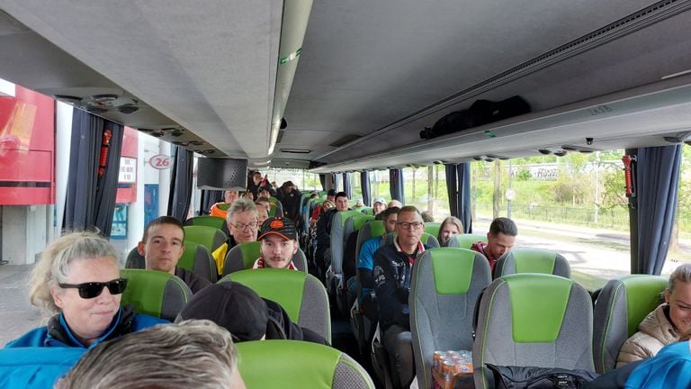 Supporters gaan voor de eerste keer met een bus naar een wedstrijd van de PSV-vrouwen.