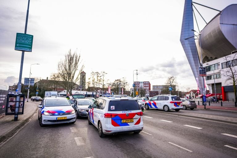 Politie rijdt nog een auto klem (foto: SQ Vision).