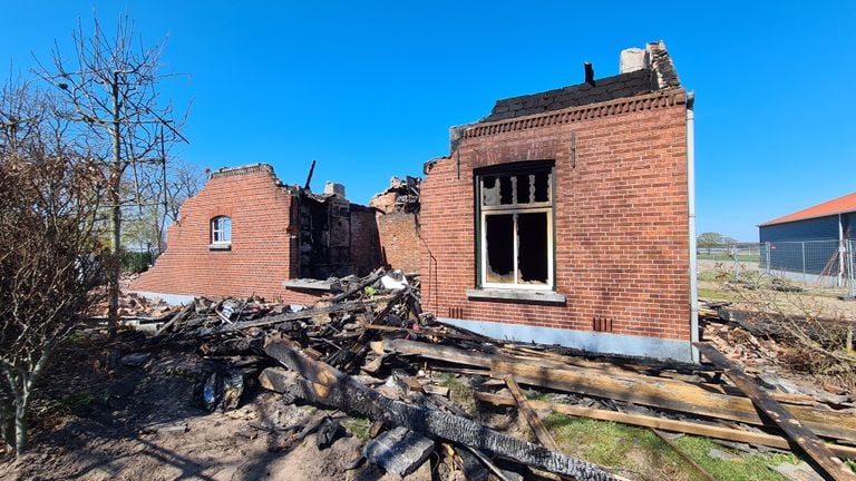 De afgebrande woning (foto: Noël van Hooft).