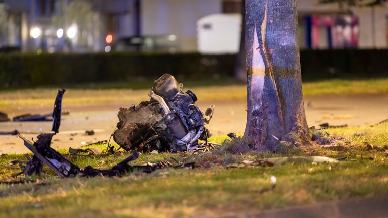 Eén van de vele brokstukken van de auto, die her en der over de weg werden verspreid (foto: Jack Brekelmans/SQ Vision.)