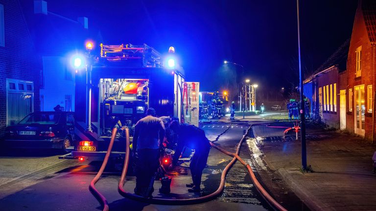 De brandweer zag dat het 'slechts' een bankstel was dat in brand stond (foto:Jurgen Versteeg?SQ Vision)