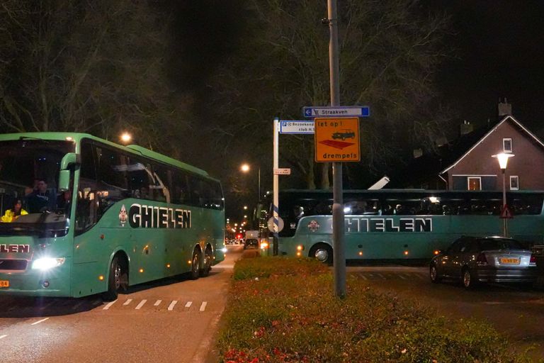 De supporters van VVV zijn met bussen en onder veel politiebegeleiding naar de snelweg begeleid (foto: Harrie Grijseels/SQ Vision). 