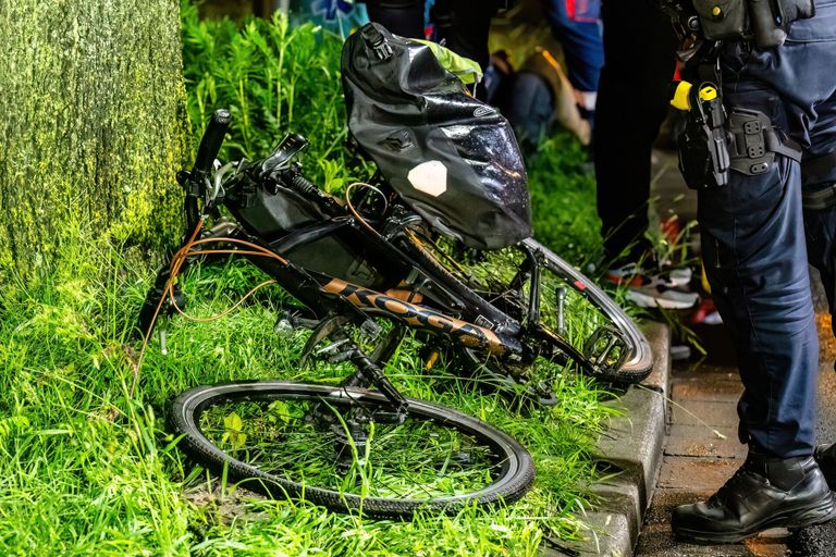 De voorvork van de fiets brak bij de aanrijding op de kruising van de Vlashoflaan met de Sweelincklaan in Tilburg (foto: Jack Brekelmans/SQ Vision).