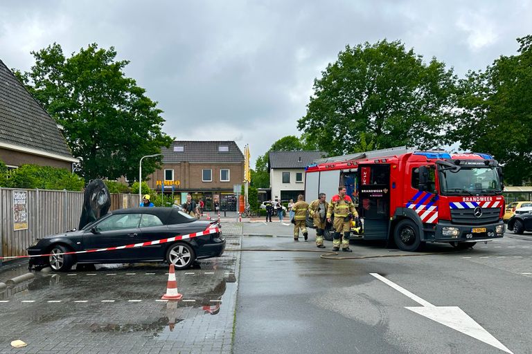 Na de autobrand werd een deel van de parkeerplaats van de Jumbo in Maaskantje afgezet (foto: Sander van Gils/SQ Vision).