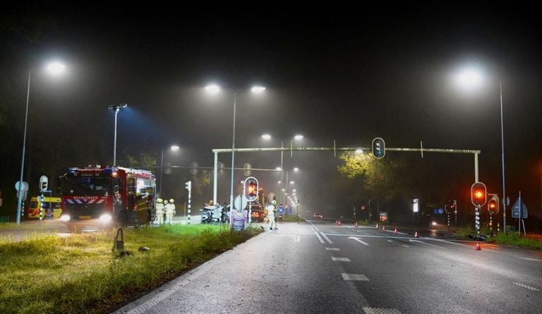 Botsing tegen stoplicht zorgt voor ravage (foto: Bart Meesters/SQ Vision).