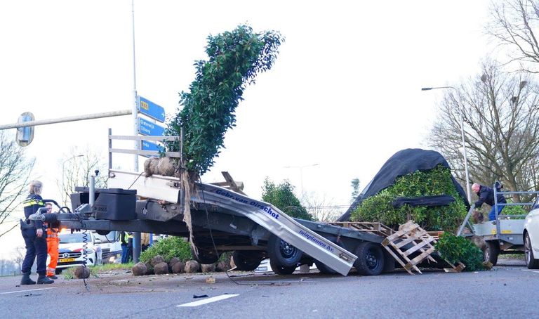 De automobilist reed in op een busje met aanhanger van een tuinplantenbedrijf (foto: Bart Meesters).