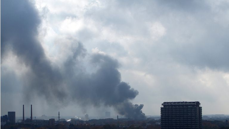 De brand op de Hastelweg gezien vanuit de wijk Prinsenjagt (foto: Marc Rademakers)  