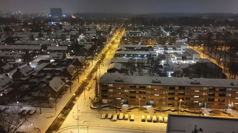 Een witte laag bedekt het Eindhovense stadsdeel Woensel (foto: Marc Rademakers).