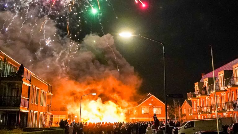 De autobranden in Veen trokken veel bekijks (foto: SQ Vision).