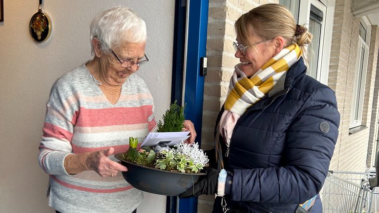 Vrijwilligers delen ieder jaar kerststukjes uit. 