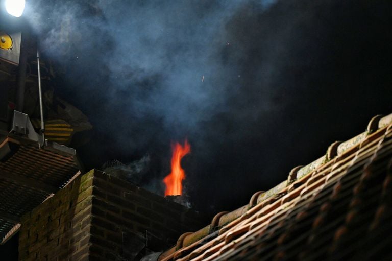 Er kwam een flinke vlam uit de schoorsteen van het huis aan de Prinses Beatrixstraat in Oisterwijk (foto: Toby de Kort/SQ Vision).