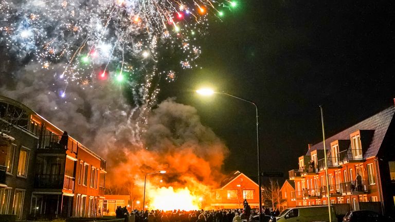 Er werd donderdagavond ook veel vuurwerk afgestoken in Veen (foto: SQ Vision).