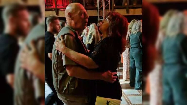 Jan waagt een dansje met zijn sweetheart (foto: Facebook).