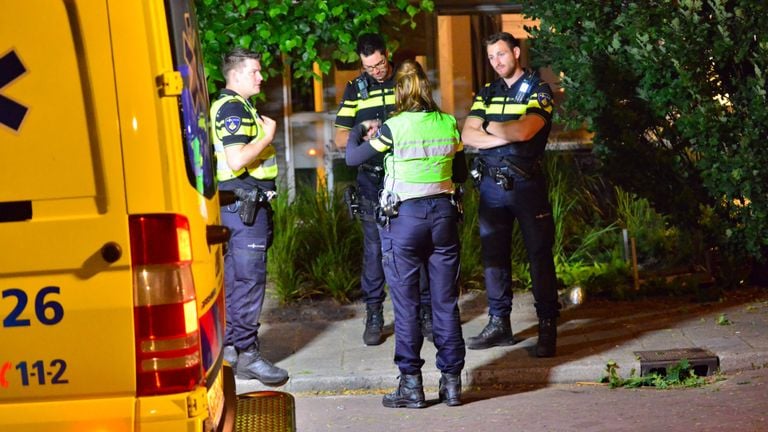 Agenten aan het Keizersbosch in Gemert (foto: Walter van Bussel/SQ Vision).