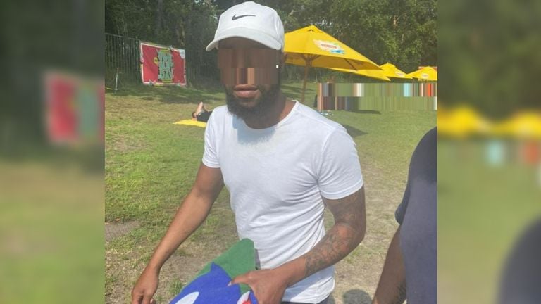 De foto van de man wordt herkenbaar gemaakt als hij zich niet meldt (foto: politie).