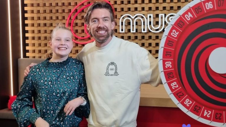 Een van de wensen was een dag meekijken bij Qmusic. 