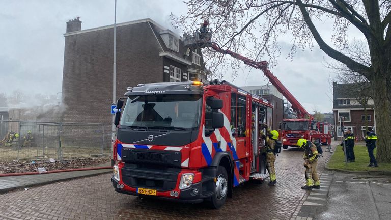 De brandweer bestrijdt de brand in Breda (foto: Perry Roovers/Q Vision).