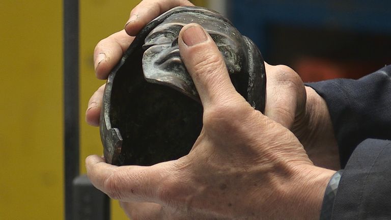 Bart Somers met een (kleine) bronzen sculptuur van moeder Rietje.