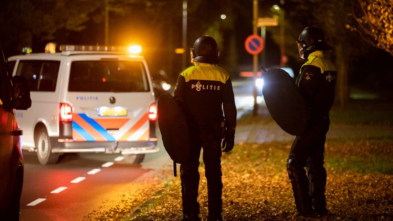 De politie was massaal aanwezig in het onrustige Roosendaal (foto: Christian Traets/SQ Vision).