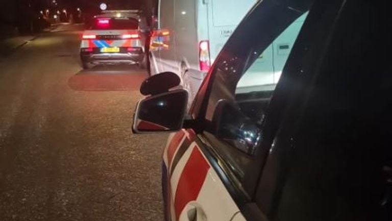 Agenten lieten de bestuurder van de bestelbus stoppen op de A16 bij Prinsenbeek (foto: Instagram wijkagenten Etten-Leur).