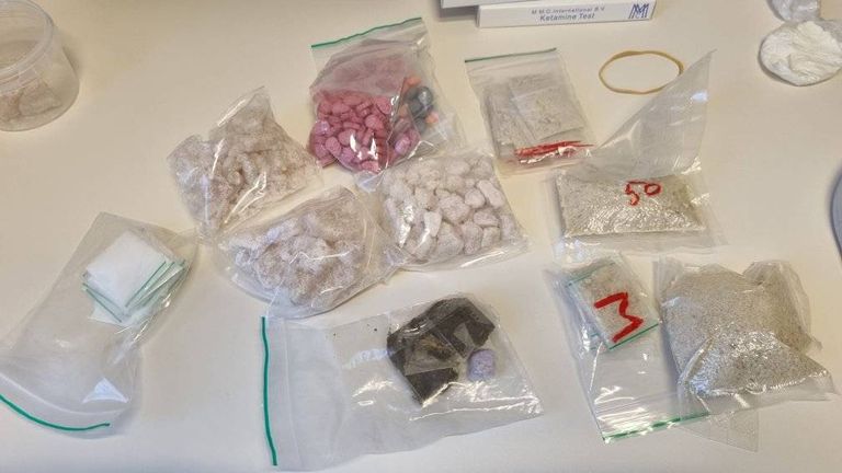 In de woning lag onder meer MDMA, ketamine en cocaïne (foto: Politie Eersel de Kempen).